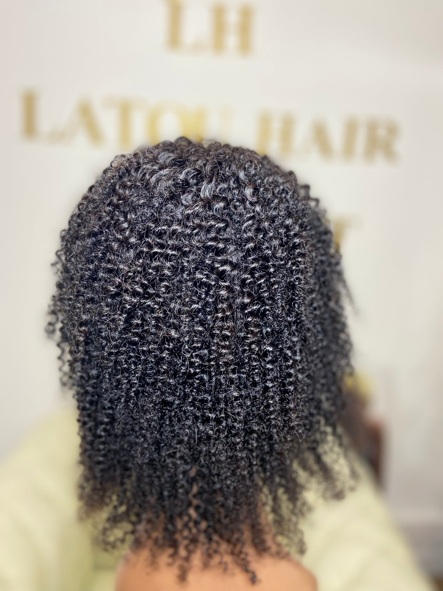 Perruque 100%cheveux bouclés virgin brésiliens Premium avec frange couleur #1B  12" bien épais