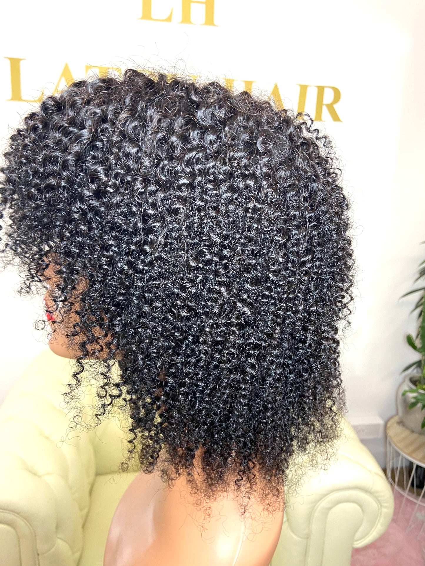 Perruque 100%cheveux bouclés virgin brésiliens Premium avec frange couleur #1B  12" bien épais