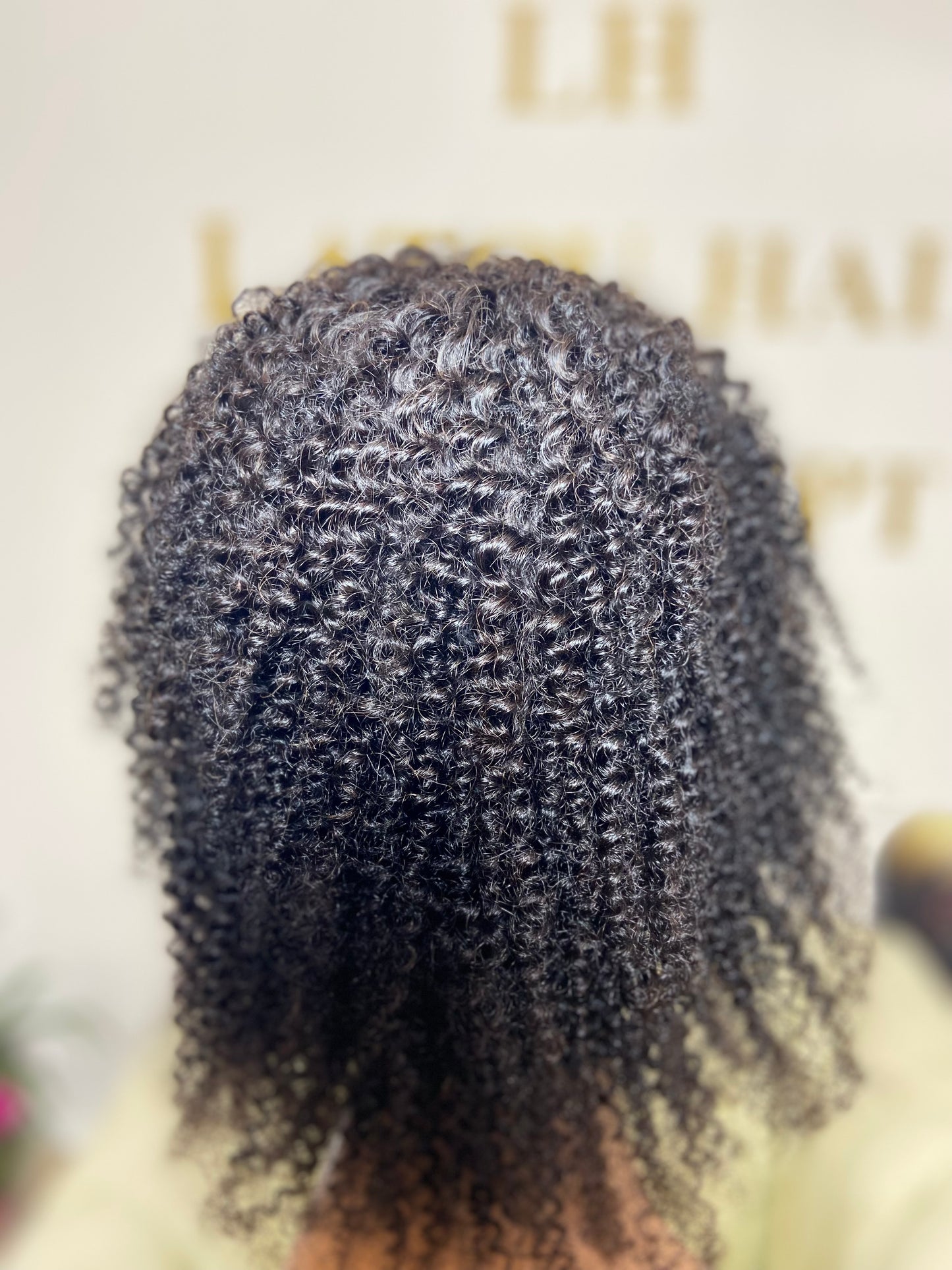 Perruque 100%cheveux bouclés virgin brésiliens Premium avec frange couleur #1B  12" bien épais